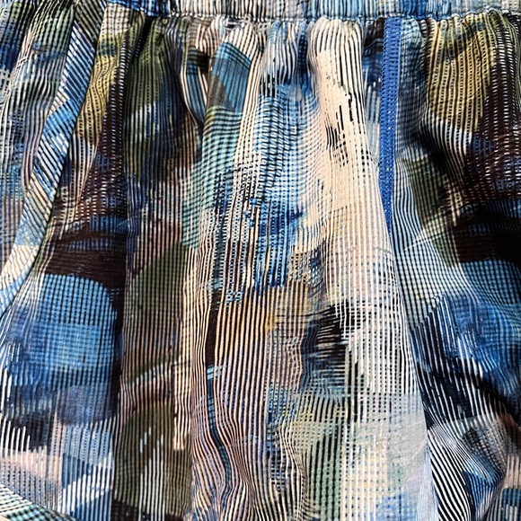 Lululemon Tracker shorts Size 6 - Picture 3 of 4